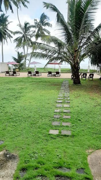 Akurala Beach Boutique Resort Extérieur photo